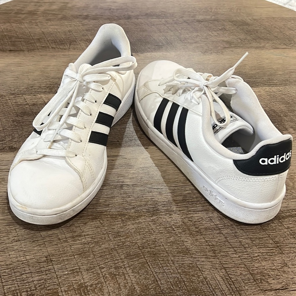 Women’s Adidas Sneaker SZ 10